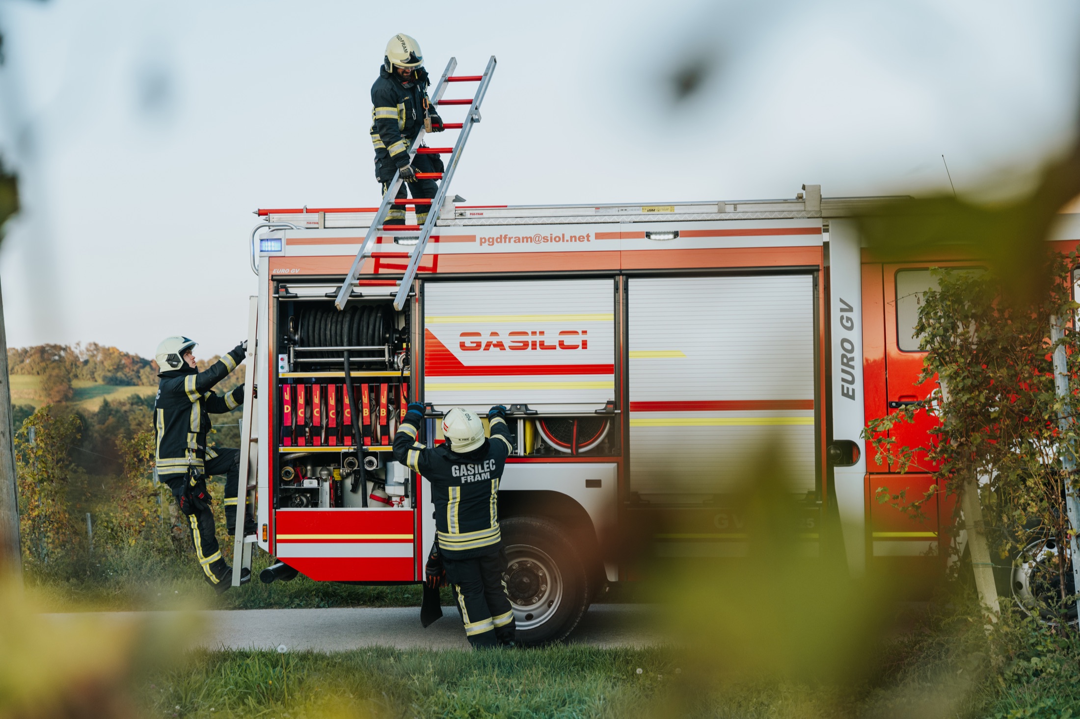 Gasilci vadijo uporabo lestev pri vozilu