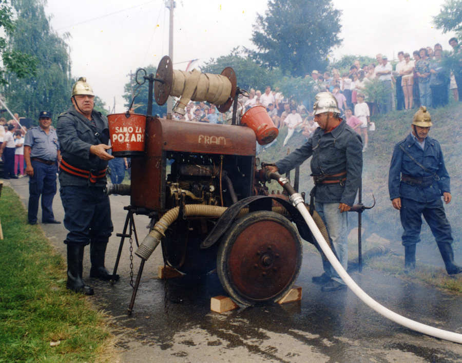 Zgodovinska motorna brizgalna Micka PGD Fram